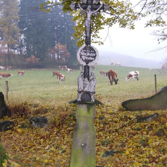 Kříž v Češticích u cesty na Kobylku