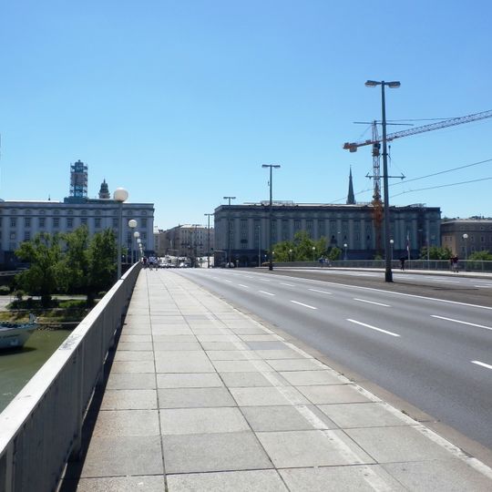 Brückenkopfgebäude