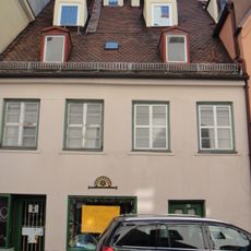 Zwei Wohnhäuser mit gemeinsamem Rückgebäude