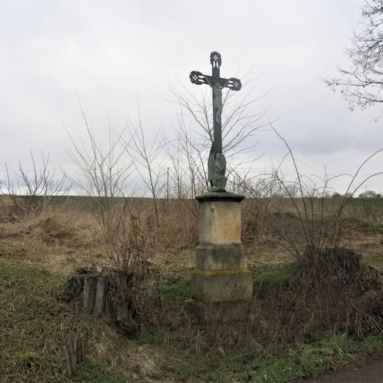 Kříž naproti domu 302 v ulici U Fary v Rožďalovicích