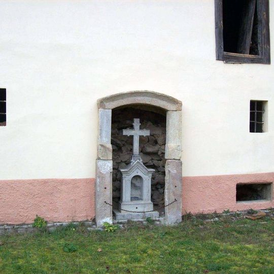 Kříž v Újezdu nade Mží u zámku