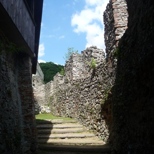 Benediktínsky, jezuitský klášt. , múr hradbový