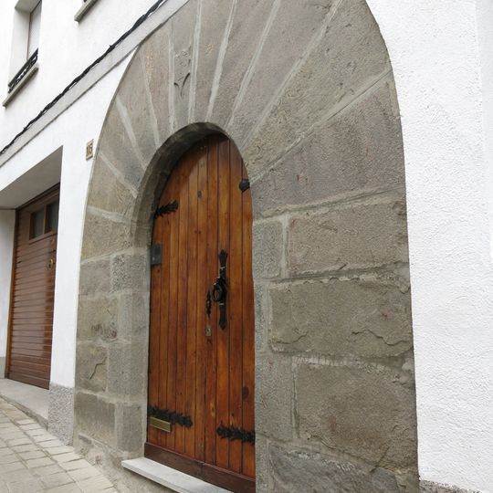 Portal adovellat de l'habitatge al carrer Collsagorga, 97