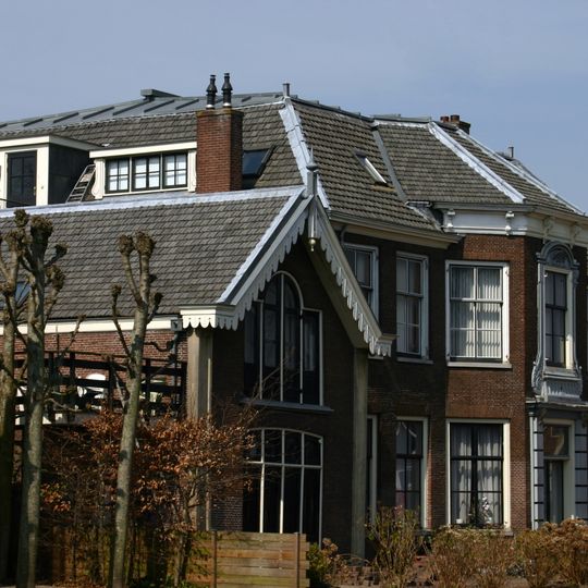 Buitenplaats "Buitenzorg" met tuin, inrijhek met hekpijlers, waarop Lod. XV-bekroningen en twee hoekpaviljoens