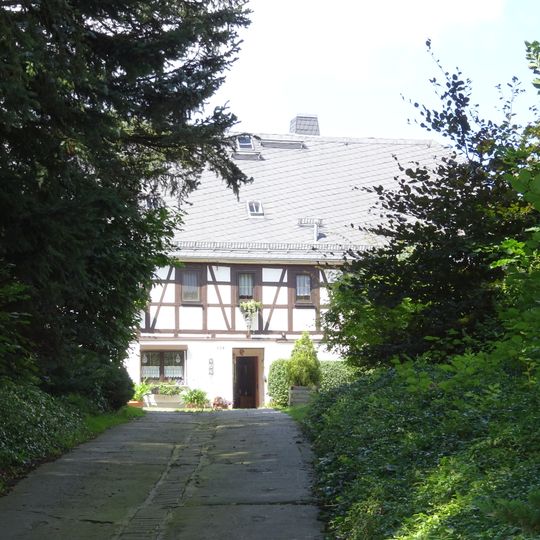 Wohnstallhaus und Scheune eines Bauernhofes Mittelbacher Dorfstraße 114