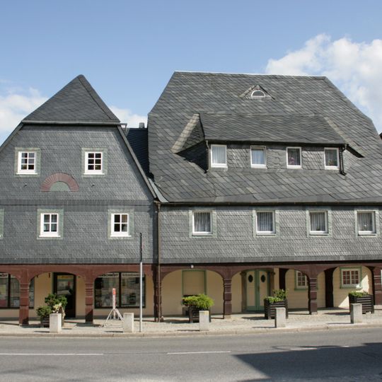 Wohnhaus mit Ladeneinbau, über Eck gebaut Markt 1