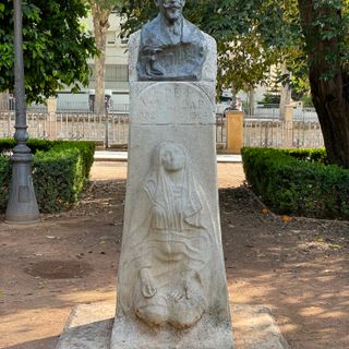 Monumento a Francisco de Paula Valladar y Serrano