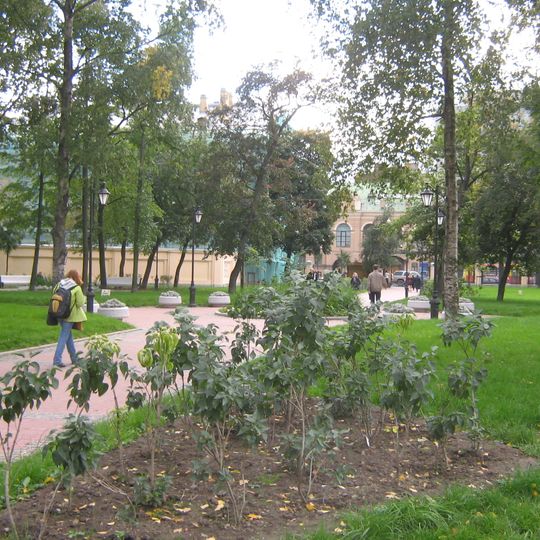 Участок сохранившегося культурного слоя XVIII-XIX вв. с сохранившимися захоронениями, относящимися к северной части утраченного исторического Благовещенского православного кладбища