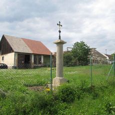 Kříž v Hněvnicích v zahradě