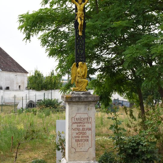 Kříž naproti domu čp. 86