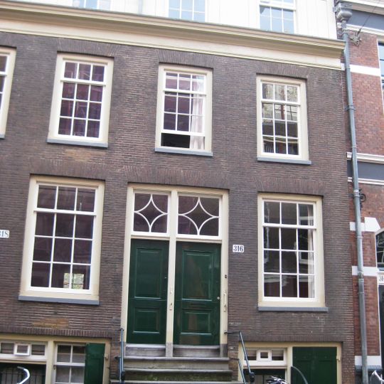 Pand met gevel onder rechte lijst met attiekverdieping