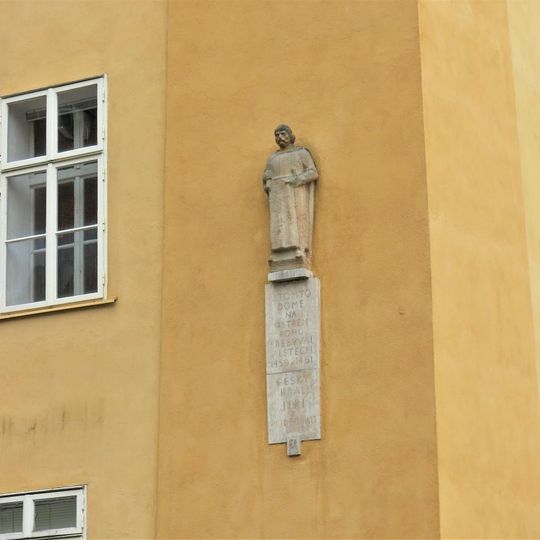 Pamětní deska se sochou Jiřího z Poděbrad na rohu domu Jateční 475/30 v Chebu