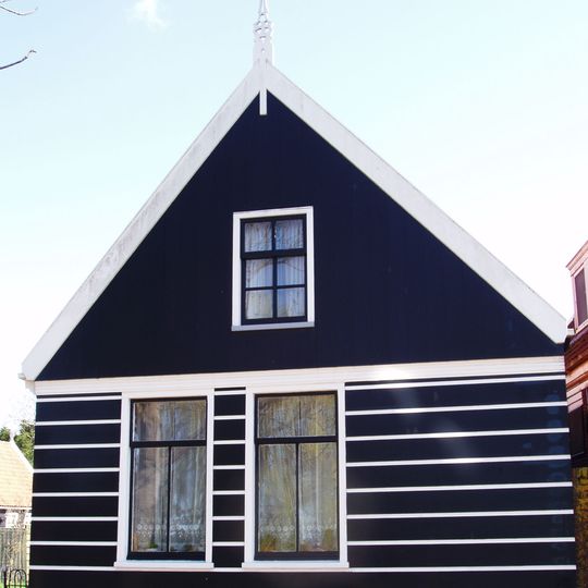 Houten huis met puntvormig voorschot