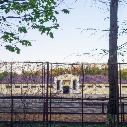 Манеж с конюшней