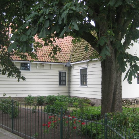 Houten huis van L-vormige plattegrond