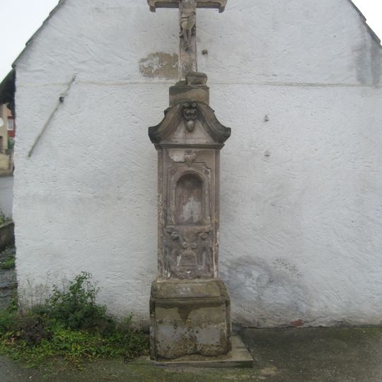 Kříž u silnice v centru Děčan