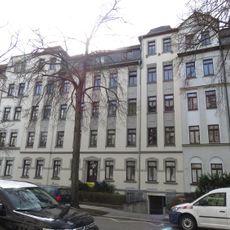 Mietshaus in geschlossener Bebauung mit Vorgarten Orthstraße 19
