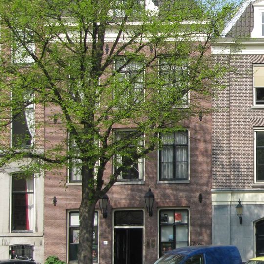 Pand met gevel onder rechte lijst