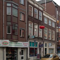 Pand met Lodewijk XIV gevel met kroonlijst op gesneden consoles