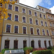 Mietshaus in geschlossener Bebauung mit Vorgarten Further Straße 25