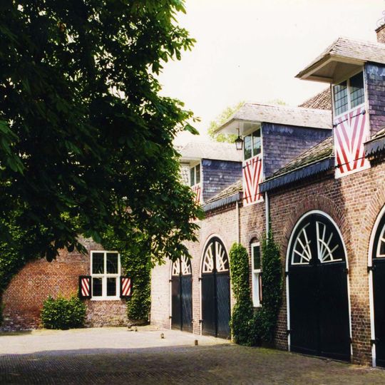 Stalgebouwen en koetshuis
