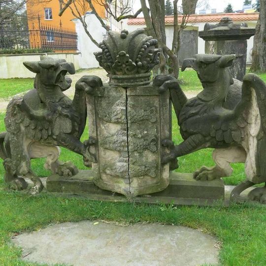 Kamenný znak města před muzeem v Aši