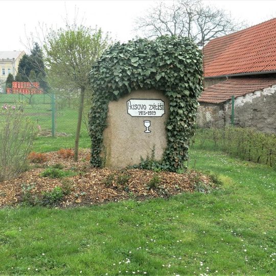 Husův pomník u obecního úřadu v Záboří nad Labem