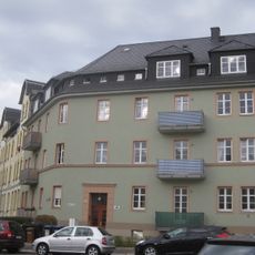 Mietshaus in geschlossener Bebauung in Ecklage mit Vorgarten Münchner Straße 13