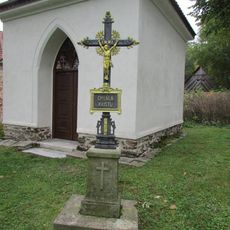 Kříž před kaplí v Miloticích
