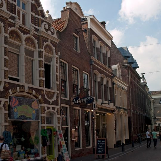 Pand met eenvoudige klokgevel met gebeeldhouwde halfronde fronton