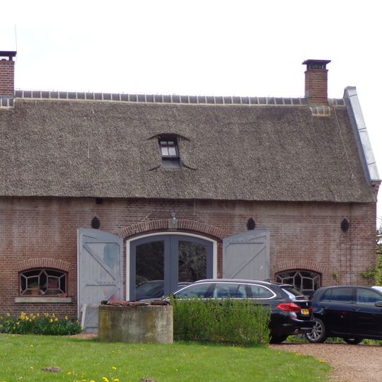 Koetshuis met schuur