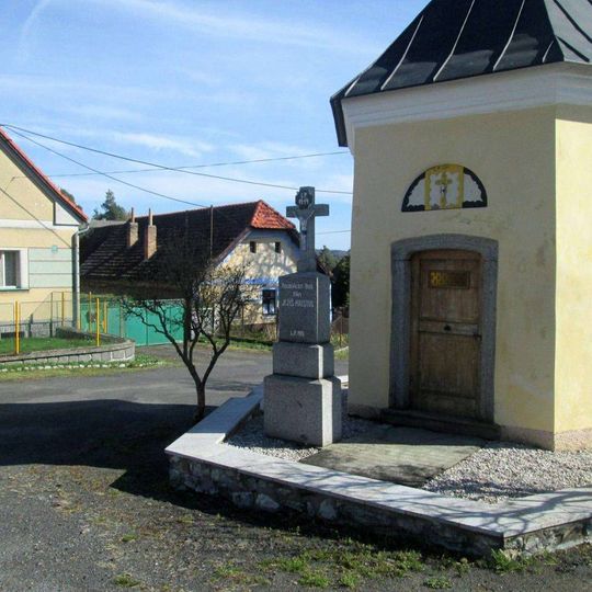 Kříž v Letovech u kaple