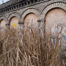 Militärfiskalische Siedlung, Wohnhäuser und Remise des ehemaligen Feuerwerkslaboratoriums Neuendorfer Straße 31-37, Eiswerderstraße 1/5, 9