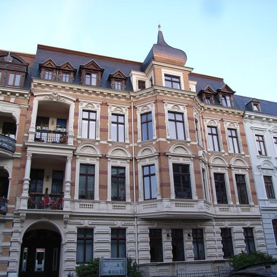 Mietshaus in geschlossener Bebauung mit Einfriedung und Vorgarten Augustastraße 4