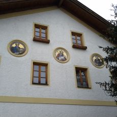 Östl. Giebelfassade mit 3 Mosaikmedaillons an der alten Schule