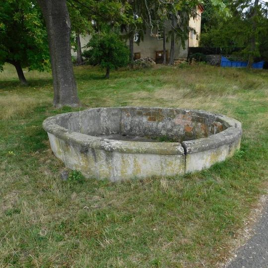 Kašna na Karlovarské ulici ve Valči