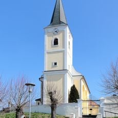 Kath. Pfarrkirche hl. Margaretha mit Kirchhof und Grabsteinen