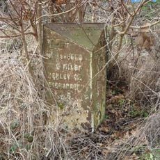 Milepost, 100m E of Alderminster turn; opp. entrance to Upper Goldicote Farm