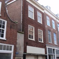 Pand met klokgevel met ter weerszijden voluten