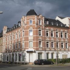 Mietshaus in geschlossener Bebauung in Ecklage, mit Vorgarten zur Münchner Straße Augustusburger Straße 175