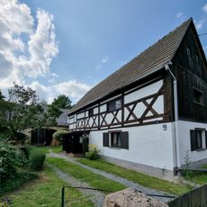 Gehöft mit Wohnhaus und Scheune im rechten Winkel Lindenstraße 3