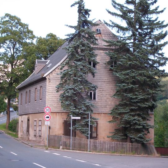 Ehemaliger Gasthof in offener Bebauung , mit Anbau und seitlicher Stützmauer Karlsbader Straße 9