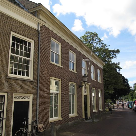 Pand, bestaande uit drie evenwijdige vleugels met verdieping onder zadeldaken