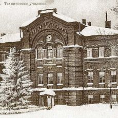 Здание, где в техническом училище учился Герой Советского Союза, В.П. Чкалов. Здесь в лесомеханическом техникуме учились Герои Советского Союза В.М. Чернов и П.А. Макаров