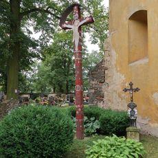 Dřevěný kříž u kostela svatých Petra a Pavla v Neumětelích.