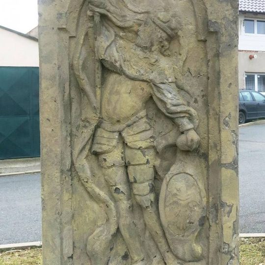 Socha u obecního úřadu v Kozomíně