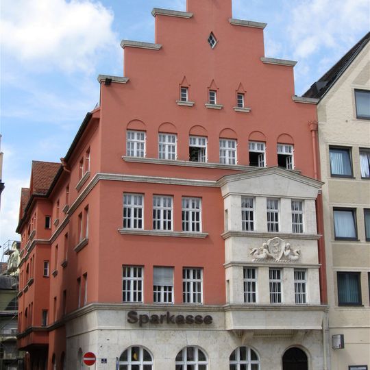 Sparkasse und Wohnhaus