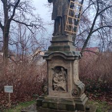 Socha svatého Vavřince u cesty ke kostelu sv. Petra a Pavla v Mimoni