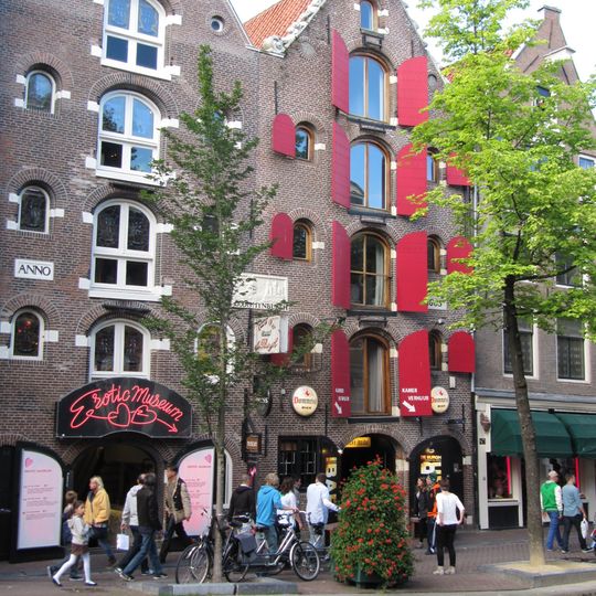 Pakhuis met gave puntgevel onder bloem- en vruchtentrossen