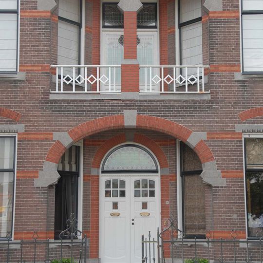 Herenhuis met toegangshek